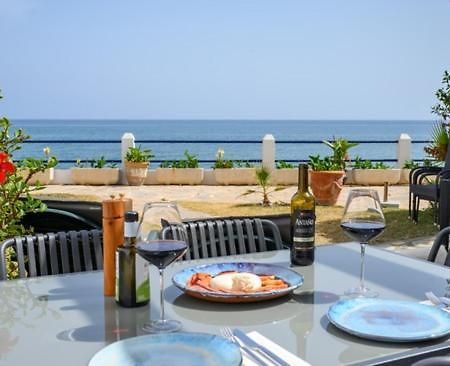 Newly Renovated 2 Bedroom Beachfront House Sitio de Calahonda Buitenkant foto