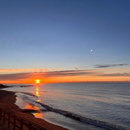 Newly Renovated 2 Bedroom Beachfront House Sitio de Calahonda Buitenkant foto