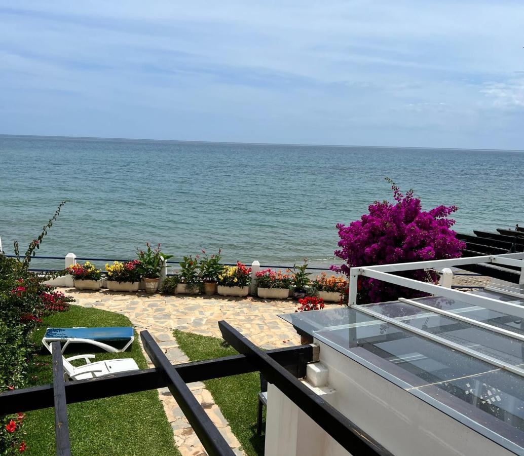 Newly Renovated 2 Bedroom Beachfront House Sitio de Calahonda Buitenkant foto