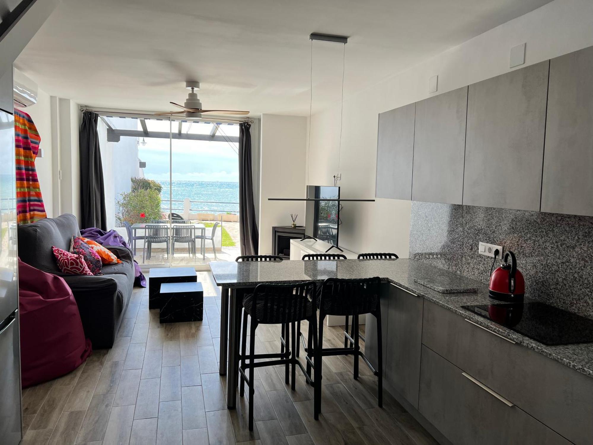 Newly Renovated 2 Bedroom Beachfront House Sitio de Calahonda Buitenkant foto