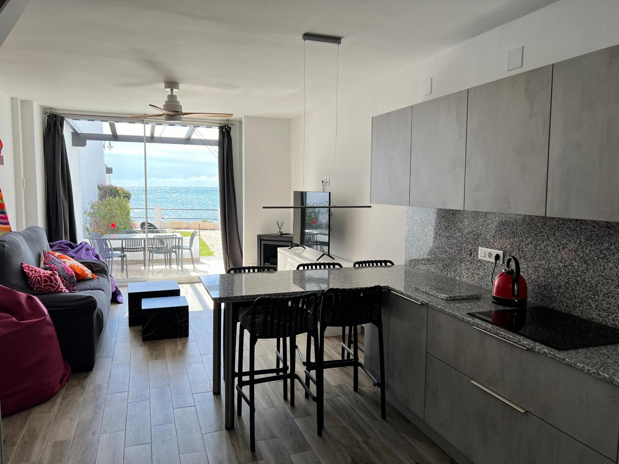 Newly Renovated 2 Bedroom Beachfront House Sitio de Calahonda Buitenkant foto