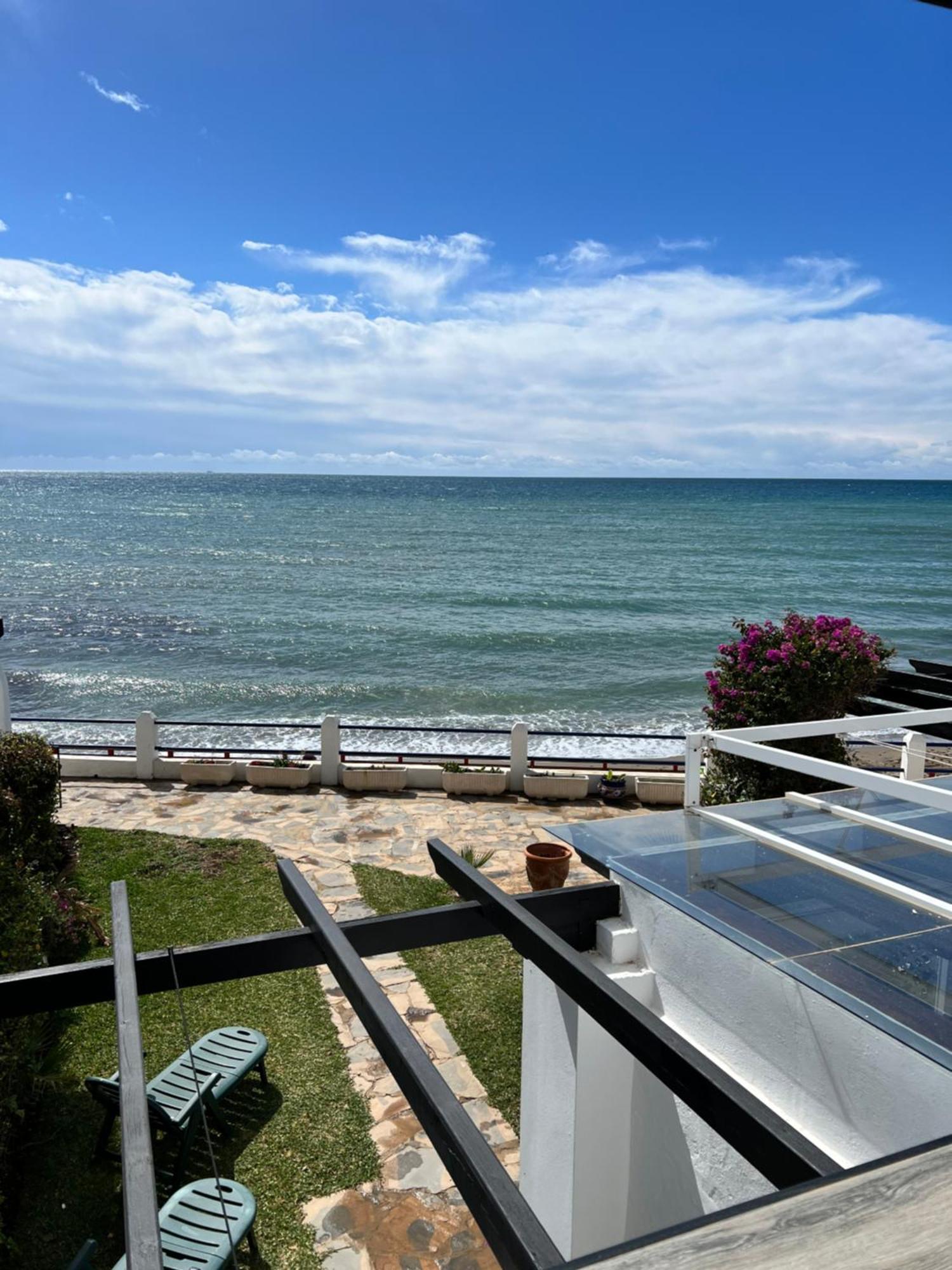 Newly Renovated 2 Bedroom Beachfront House Sitio de Calahonda Buitenkant foto