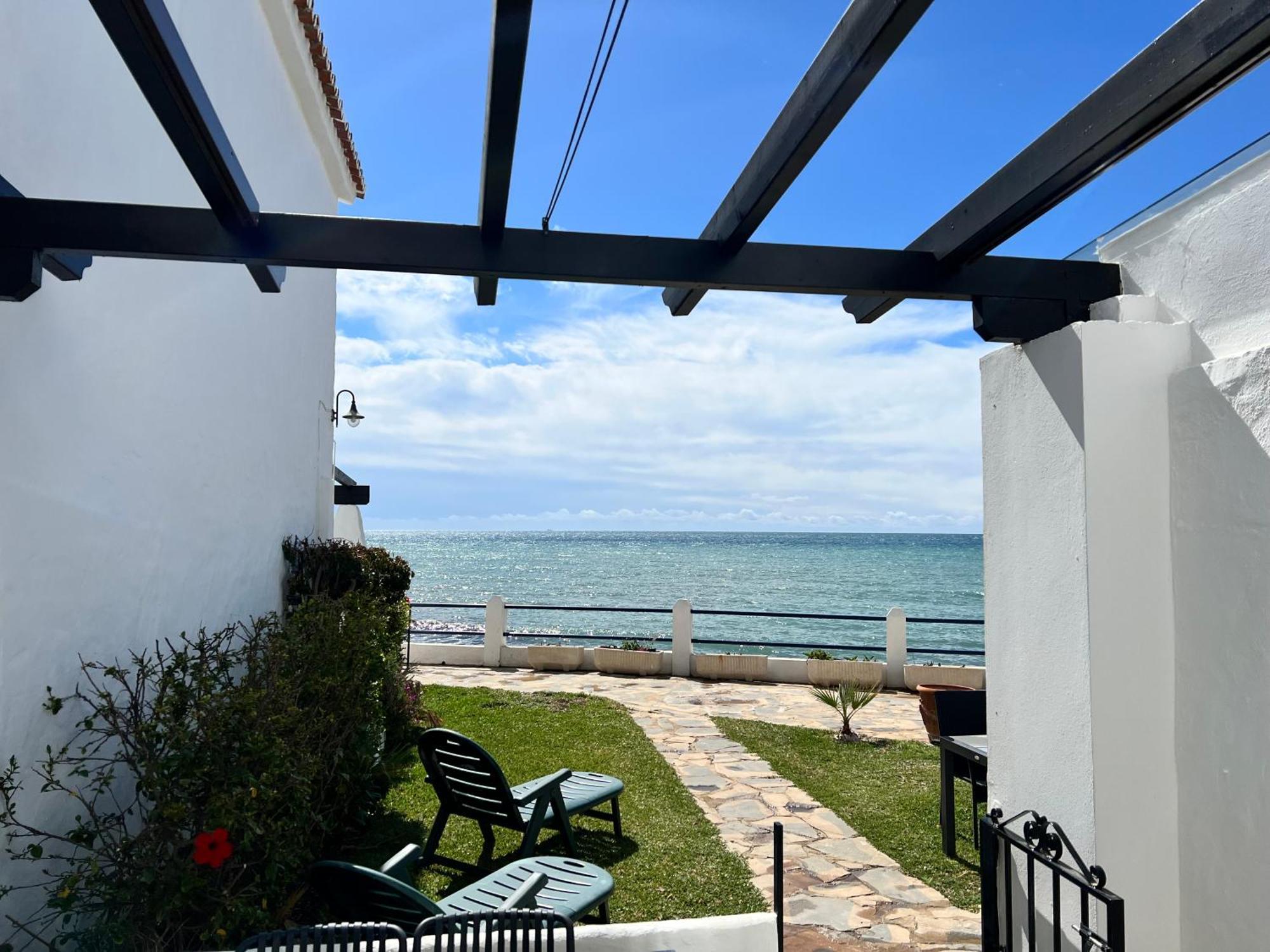 Newly Renovated 2 Bedroom Beachfront House Sitio de Calahonda Buitenkant foto