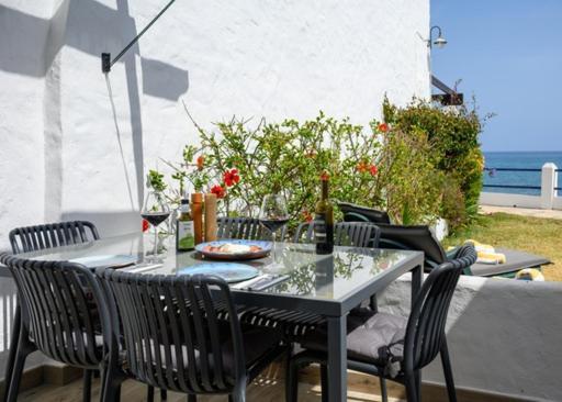 Newly Renovated 2 Bedroom Beachfront House Sitio de Calahonda Buitenkant foto