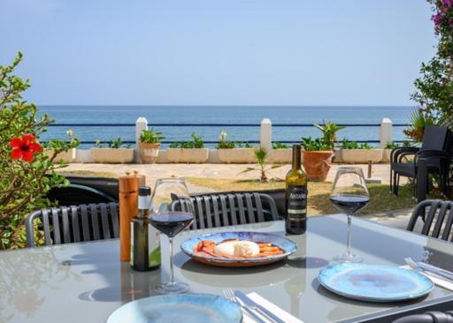 Newly Renovated 2 Bedroom Beachfront House Sitio de Calahonda Buitenkant foto