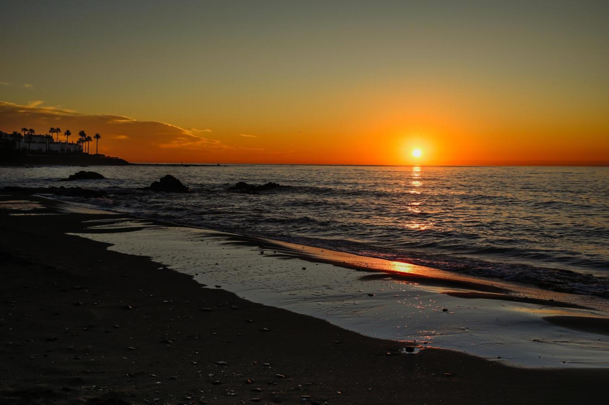 Newly Renovated 2 Bedroom Beachfront House Sitio de Calahonda Buitenkant foto