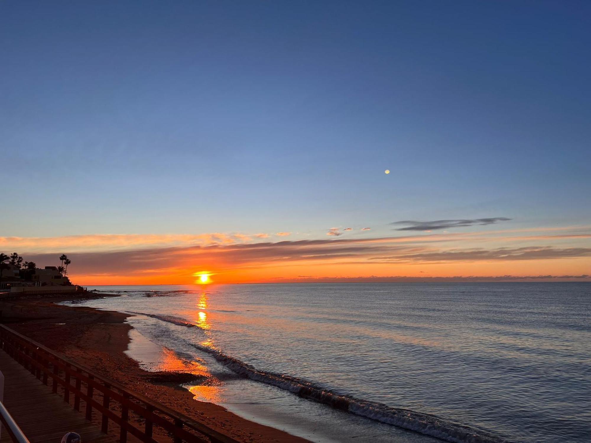 Newly Renovated 2 Bedroom Beachfront House Sitio de Calahonda Buitenkant foto