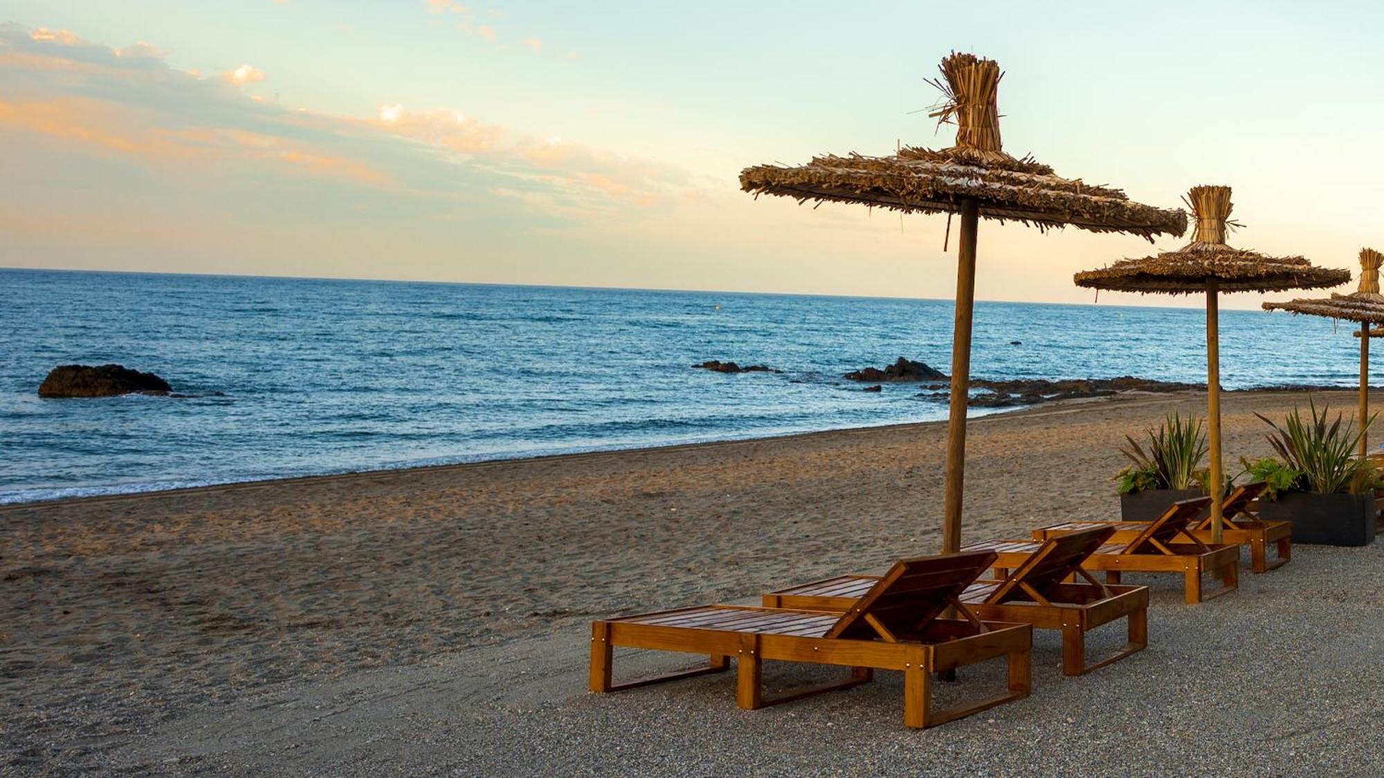 Newly Renovated 2 Bedroom Beachfront House Sitio de Calahonda Buitenkant foto
